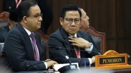 Anies Geleng-geleng Kepala Saat Hakim MK Luruskan Bansos Jokowi 