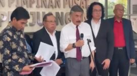 Ketua Tim Hukum PDIP, Gayus Lumbuun dalam konferensi pers bersama Tim Kuasa Hukumnya 