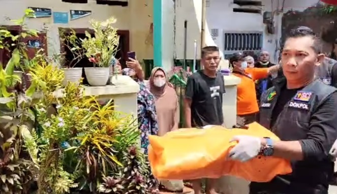 Polisi membawa kerangka tulang belulang korban yang dicor di dalam rumah