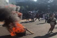 Gugatan Pilpres Ditolak, Pendukung 01 dan 03 Gelar Aksi Bakar Ban