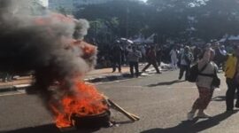 Gugatan Pilpres Ditolak, Pendukung 01 dan 03 Gelar Aksi Bakar Ban