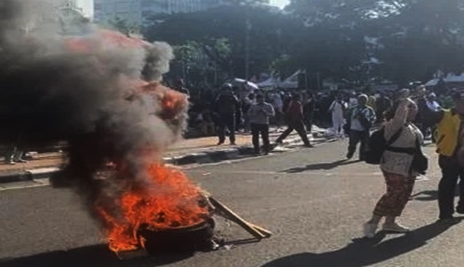 Gugatan Pilpres Ditolak, Pendukung 01 dan 03 Gelar Aksi Bakar Ban