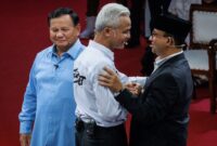 Anies dan Ganjar bersalaman usai acara debat Pilres 2024