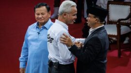 Anies dan Ganjar bersalaman usai acara debat Pilres 2024 