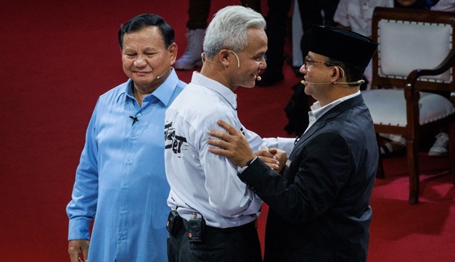 Anies dan Ganjar bersalaman usai acara debat Pilres 2024 
