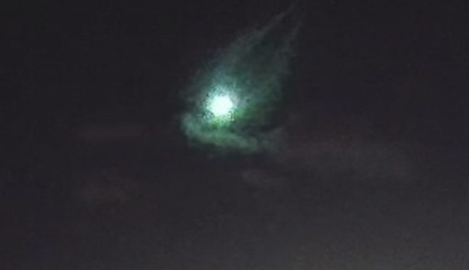 Tangkapan layar video viral, Penampakan Cahaya Hijau Melintasi Langit Yogyakarta