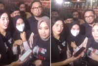 Linda Teman Vina (tengah) saat memberikan keterangan kepada wartawan di Polres Cirebon.