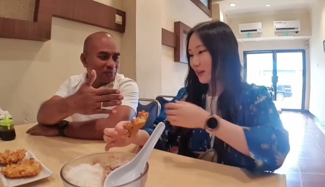 Aksi Asri Damuna mengajak YouTuber Korea bernama Jiah mampir ke Hotel (Tangkapan Layar Video)