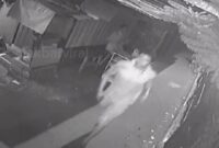 Pelaku memakai kaos dan celana pendek sedang berlari terekam CCTV (Tangkapan layar video Instagram Jakbar Viral)