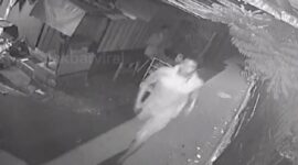 Pelaku memakai kaos dan celana pendek sedang berlari terekam CCTV (Tangkapan layar video Instagram Jakbar Viral)