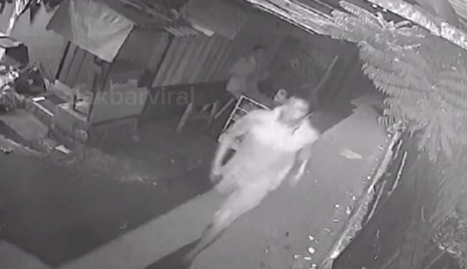 Pelaku memakai kaos dan celana pendek sedang berlari terekam CCTV (Tangkapan layar video Instagram Jakbar Viral)