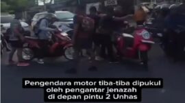 Tangkapan Layar Video,  Viral Pengantar Jenazah di Makassar Aniaya Pengendara Jalan di depan Pintu 2 Unhas