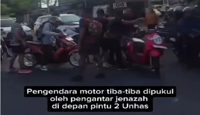 Tangkapan Layar Video, Viral Pengantar Jenazah di Makassar Aniaya Pengendara Jalan di depan Pintu 2 Unhas