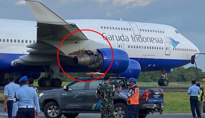 Penampakan mesin sayap kanan pesawat Garuda yang membawa 450 calon jemaah haji terbakar di Makassar (Foto Istimewa)