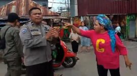 Heboh, Emak-emak di Makassar Tampar Pak Polisi (Tangkapan Layar Video)