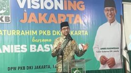 Anies Baswedan memberikan keterangan pers saat bertandang ke Kantor DPW PKB DKI Jakarta, Jakarta Timur, Kamis (13/6/2024). Anies menerima pinangan PKB untuk maju dalam pilkada Jakarta 2024. (Liputan6. com/Winda Nelfira)