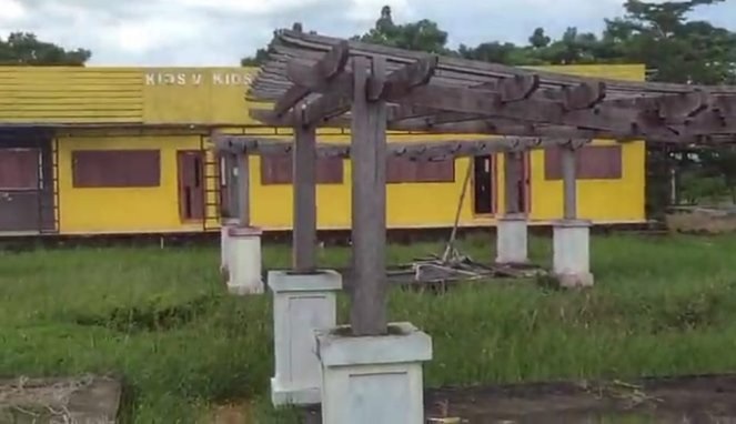 Bangunan di Pantai Tope Jawa, Takalar