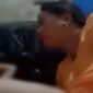 Tangkapan Layar Video Viral, Ibu Baju Oranye Gerayangi Bocah Sendiri