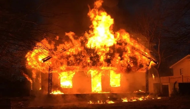 Rumah Wartawan Tribrata TV Terbakar (Ilustrasi)