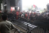 Massa menjebol pagar kantor Gubernur Sulsel lantaran tidak ditemui Pj Gubernur, mereka mendesak masuk ke dalam (Foto Istimewa)