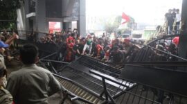 Massa menjebol pagar kantor Gubernur Sulsel lantaran tidak ditemui Pj Gubernur, mereka mendesak masuk ke dalam (Foto Istimewa)