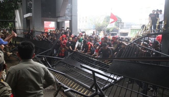 Massa menjebol pagar kantor Gubernur Sulsel lantaran tidak ditemui Pj Gubernur, mereka mendesak masuk ke dalam (Foto Istimewa)