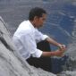 Presiden Jokowi dengan latar belakang wilayah penambangan Freeport di Papua. (Ist)