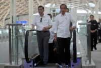 Presiden Jokowi berjalan bersama Luhut Binsar Pandjaitan sebelum uji coba kereta cepat rute Jakarta-Bandung di Stasiun Halim, Jakarta, ANTARA/Akbar Nugroho Gumay