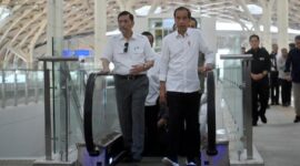 Presiden Jokowi berjalan bersama Luhut Binsar Pandjaitan sebelum uji coba kereta cepat rute Jakarta-Bandung di Stasiun Halim, Jakarta, ANTARA/Akbar Nugroho Gumay