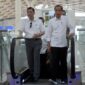 Presiden Jokowi berjalan bersama Luhut Binsar Pandjaitan sebelum uji coba kereta cepat rute Jakarta-Bandung di Stasiun Halim, Jakarta, ANTARA/Akbar Nugroho Gumay