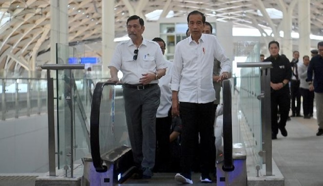 Presiden Jokowi berjalan bersama Luhut Binsar Pandjaitan sebelum uji coba kereta cepat rute Jakarta-Bandung di Stasiun Halim, Jakarta, ANTARA/Akbar Nugroho Gumay