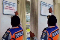 Petugas Dishub Lombok Barat, NTB Hapus Tanda Parkir Gratis