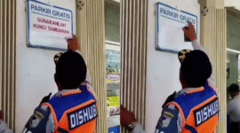 Petugas Dishub Lombok Barat, NTB Hapus Tanda Parkir Gratis  