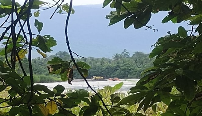 Tambang Ilegal di Bantaran Sungai Kalaena Kabupaten Luwu Timur, Sulawesi Selatan