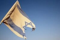 Ilustrasi Bendera Israel Robek Menandakan Kebangkrutan Negara Zionis