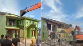 Salah satu rumah warga yang juga adalah seorang anggota TNI di Desa Maraoneng dieksekusi (Tangkapan Layar Video/Kolase).