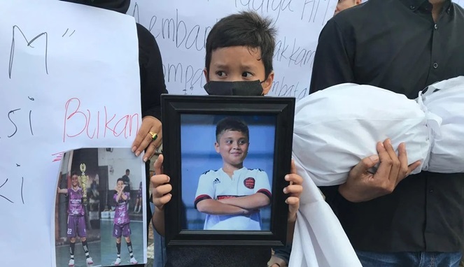 Keluarga Afif Maulana. (Dok. LBH Padang)