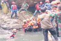 Tim SAR Gabungan berhasil menemukan 2 pelajar yang hilang di Air Terjun Jami Kantisan