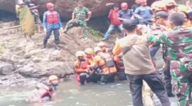 Tim SAR Gabungan berhasil menemukan 2 pelajar yang hilang di Air Terjun Jami Kantisan