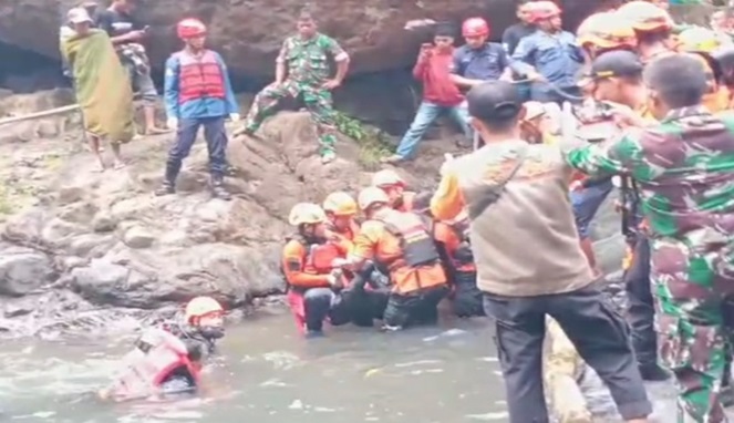 Tim SAR Gabungan berhasil menemukan 2 pelajar yang hilang di Air Terjun Jami Kantisan