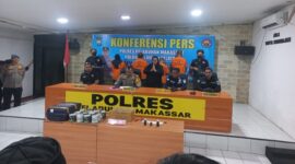 Kapolres AKBP Restu Wijayanto menggelar konferensi pers di Polres Pelabuhan Makassar (Ist)