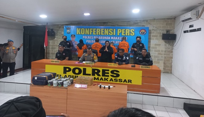 Kapolres AKBP Restu Wijayanto menggelar konferensi pers di Polres Pelabuhan Makassar (Ist)