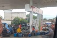 Aktivitas Pengepul dan Petugas SPBU Bungi di Pinrang mengabaikan Pengguna SPBU hingga antre berjam-jam  