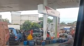 Aktivitas Pengepul dan Petugas SPBU Bungi di Pinrang mengabaikan Pengguna SPBU hingga antre berjam-jam  