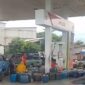 Aktivitas Pengepul dan Petugas SPBU Bungi di Pinrang mengabaikan Pengguna SPBU hingga antre berjam-jam  