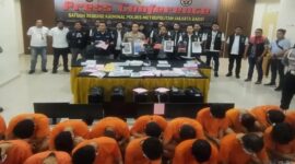 Pengungkapan sindikat judi online di Polres Metro Jakarta Barat, Jumat (12/7/2024). ANTARA/Risky Syukur