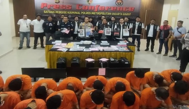 Pengungkapan sindikat judi online di Polres Metro Jakarta Barat, Jumat (12/7/2024). ANTARA/Risky Syukur