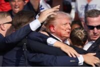 Peluru mengenai telinga kanan Trump, hingga mengucurkan darah dari telinganya ke wajah (Ist)