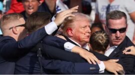 Peluru mengenai telinga kanan Trump, hingga mengucurkan darah dari telinganya ke wajah (Ist)