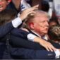 Peluru mengenai telinga kanan Trump, hingga mengucurkan darah dari telinganya ke wajah (Ist)